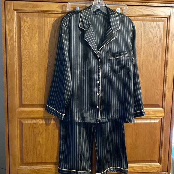 Jones New York Pajama Set. - Picture 1 of 8